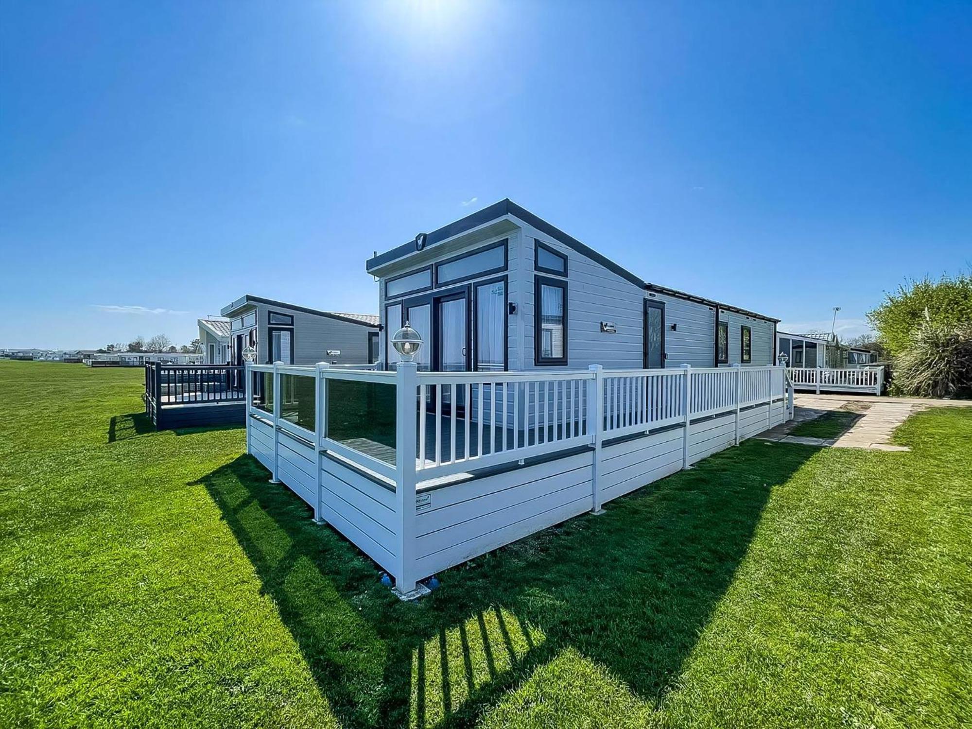 Beautiful Lodge With Full Sea Views At Broadland Sands In Suffolk Ref 20235Bs Hopton on Sea Ngoại thất bức ảnh
